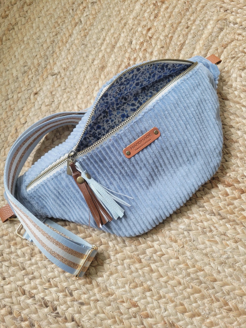 sac banane bandoulière crossbody en velours cotelé bleu ciel image 1