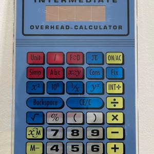 Op de afbeelding: Een blauwe "The Educator" overhead-calculator met een doorzichtige plastic hoes. Voorzien van een beeldscherm, numerieke toetsen en functietoetsen. De tekst "INTERMEDIATE" staat op de calculator.