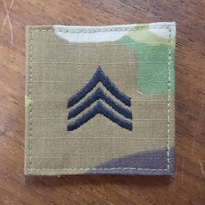 Parche de uniforme de sargento de rango E-5 del OCP del ejército de EE. UU. listo