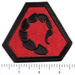 Könnte beinhalten: Ein roter gestickter Aufnäher mit einem schwarzen Skorpion-Design. Der Aufnäher hat die Form eines Sechsecks mit abgerundeten Ecken und einen schwarzen Rand.