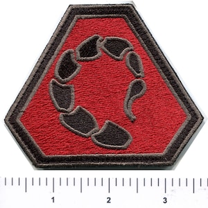 Op de afbeelding: Een rood geborduurd patch met een zwart schorpioenontwerp in een grijze zeshoekige vorm.