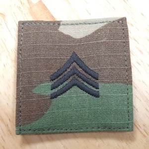 Mundur sierżanta Woodland M81 rangi E-5 armii USA gotowy