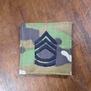 Sargento de primera clase SFC de rango E-7 del OCP del Ejército de EE. UU. Listo para el uniforme