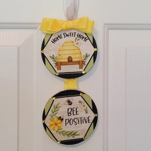 Wall Hanger With Honeybee Design