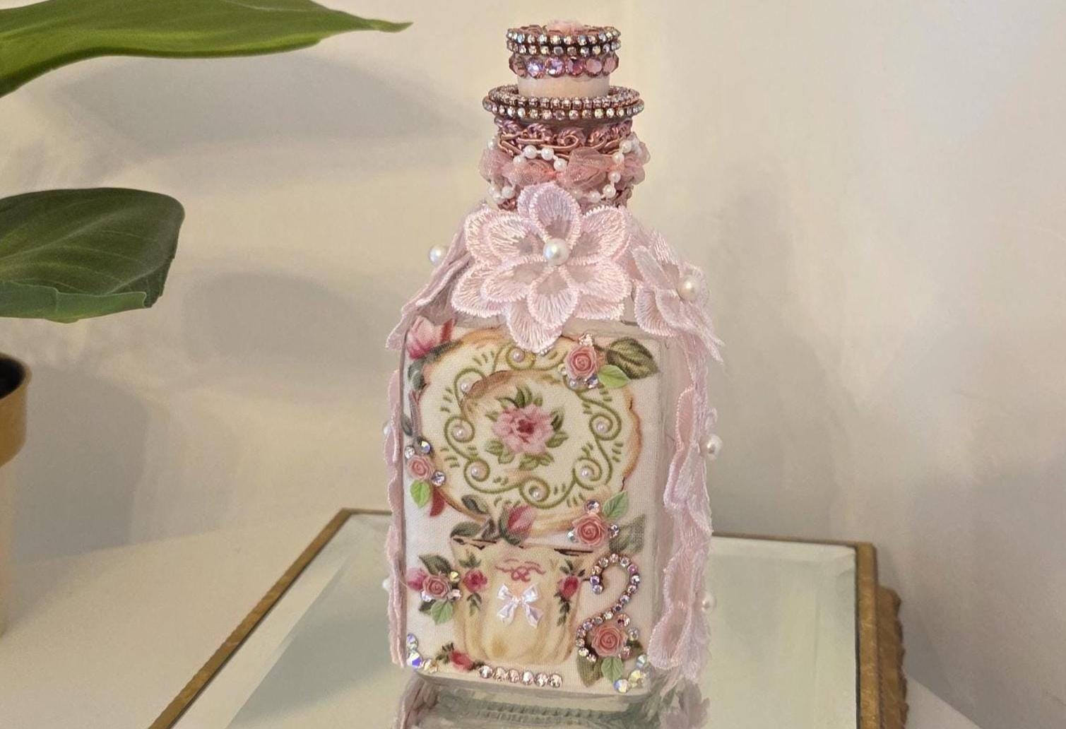 Bouteille lumineuse ornée de style shabby chic | Lampe d'appoint romantique rose, perle et cristal | Décoration tendance faite main