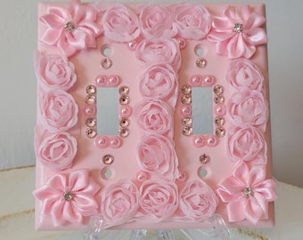 Plaque d&#39;interrupteur shabby chic avec roses, cristaux et perles