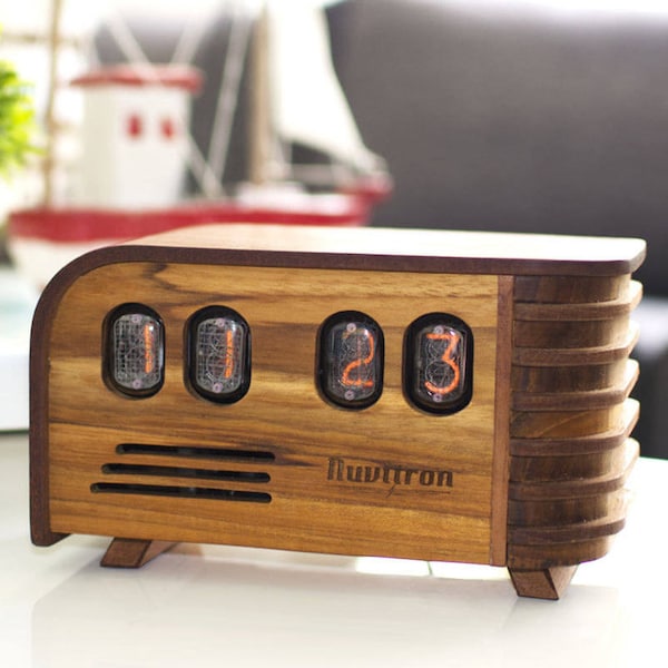 Il più venduto Nixie Tube Clock-sveglia digitale fatto a mano da Nuvitron-un regalo perfetto per gli uomini come un arredamento ufficio