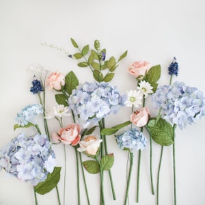 Blaue Hortensie und Pfirsich Rose mit Gänseblümchen-Bündel-Mittelstück, lose Papierblume für Hochzeits-Mittelstücke, Hauptdekoration