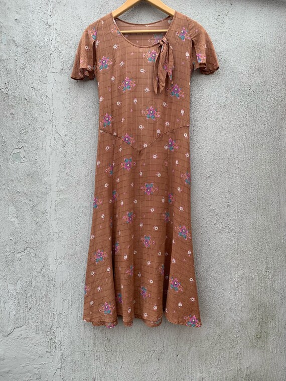 Vintage 1930s cotton sheer flutter sleeves, window