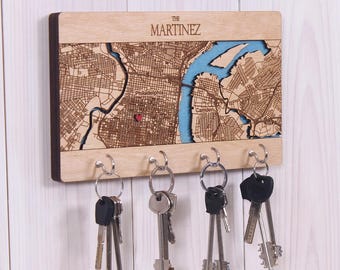 Personalized City Map Key Holder for Wall – Custom Organizer with Hooks, Wooden Key Rack, Housewarming Gift, New Home Décor