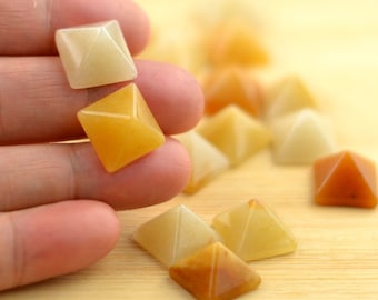 Naturliga gula jade pyramid cabochons ädelsten polerade små lösa stenar 14 mm fyrkantig bas 10 mm hög