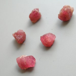 Ruwe roze toermalijn nugget, ruwe toermalijn rode kristallen edelsteen losse steen ongeboord