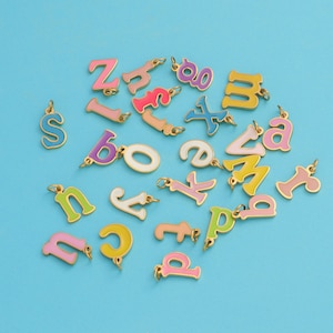 5 colgantes de acero chapado en oro de 18 quilates con inicial esmaltada de 0.472 in, mini letras mayúsculas multicolores para collar y pendientes, accesorio, con anillo de salto