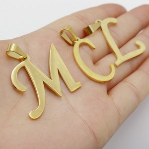 5 pcs grands pendentifs alphabet en acier inoxydable lettres majuscules breloque pour collier boucles d'oreilles, plaqué or 18 carats 30 mm avec un fermoir fermoir