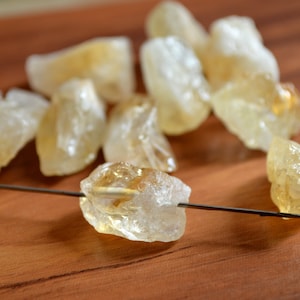 Perline di citrino naturale grezzo grezzo con foro centrale Pietra curativa Perline di pietre preziose con foro centrale di cristallo, perlina di pepita di citrino giallo 0139