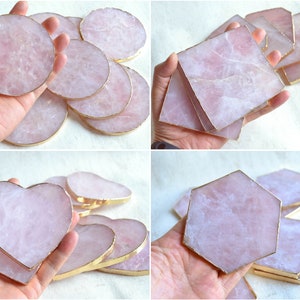 Peut inclure: Ensemble de sous-verres en quartz rose avec bordure dorée. Les sous-verres sont de formes variées, notamment rondes, carrées, en forme de cœur et hexagonales.