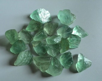 Rå fluoritprov // Oborrad grön fluoritsten Wicca altaretillbehör Grov stenprov // Naturligt mineral // Läkande sten 0829