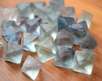 10 st blå fluorit oktaeder oborrad, läkande kristaller och stenar, flusspat, fluorit till trådlindning, naturstenar och mineraler
