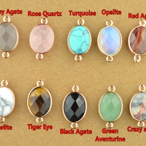 Pode incluir: Conjunto de 10 pingentes ovalados de pedra preciosa com engastes de metal dourado. As pedras incluem ágata cinza, quartzo rosa, turquesa, opala, ágata vermelha, howlite, olho de tigre, ágata preta, aventurina verde e ágata louca.