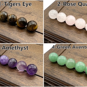 Può includere: Quattro file di sfere di pietre preziose lucidate, ogni fila etichettata con il nome di una pietra diversa: Occhio di Tigre, Quarzo Rosa, Ametista e Aventurina Verde.