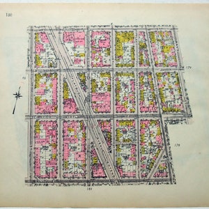 Puede incluir: Un mapa vintage de una manzana de la ciudad con calles y lotes numerados. El mapa está impreso en negro, rosa y amarillo sobre un fondo blanco. El mapa muestra las calles de Flatbush Avenue Extension, Navy Avenue y Myrtle Avenue.