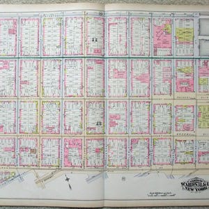 Puede incluir: Mapa antiguo de Wards Island, Nueva York, con un plano detallado de las calles, bloques numerados y áreas codificadas por colores. El mapa incluye el texto "Plate 12" y "Wards Island & New York". El mapa está impreso en papel envejecido.