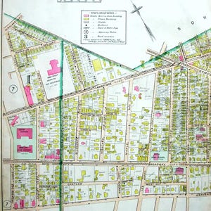 Può includere: Una mappa vintage dettagliata di Cambridge, Massachusetts, che mostra i quartieri, le strade e gli edifici della città. La mappa include una scala di 1 pollice a 60,96 metri e utilizza simboli con codice colore.