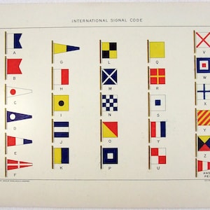 以下が含まれることがあります： 国際信号旗のイラスト。色とりどりの旗が格子状に並んでいます。各旗はアルファベットの文字を表し、上部には「INTERNATIONAL SIGNAL CODE」の文字があります。旗はポールに立てられ、下部には「ANSWERING PENNANT」があります。