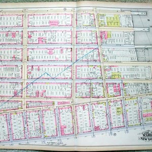 Peut inclure: Une carte ancienne du quartier II de New York, Planche 20, présentant un plan détaillé des rues avec des zones codées par couleur en rose, jaune et bleu. La carte comprend les noms de rues et l'East River.