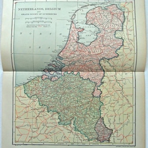 Carte antique de 1910 des Pays-Bas, de la Belgique et du Luxembourg par L. L. Poates. Carte originale