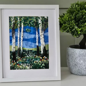 Peut inclure: Une œuvre d'art encadrée représentant une scène de forêt avec des bouleaux. L'œuvre, dans un cadre blanc, montre des troncs de bouleaux blancs avec des accents sombres sur un fond bleu et vert. Des fleurs sauvages colorées sont au pied des arbres.