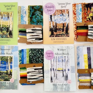 Könnte beinhalten: Eine Sammlung von "Slow Stitch Kit" Sets, die jeweils eine Jahreszeit darstellen: Frühling, Sommer, Herbst und Winter. Jedes Set enthält Stoff, Faden und eine Hülle mit dem "Hannah's Room" Logo und saisonalen Kunstwerken. Entworfen von Roxana Pallatt.