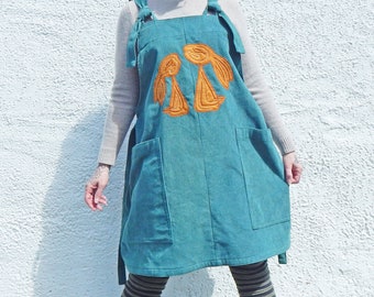 Hasen-Schürze – blaugrüner Baumwoll-Cord – Latzkleid mit Hasenmuster – Taschen – Overall-Rock – Pullover mit entspannter Passform – einzigartige Kleidung