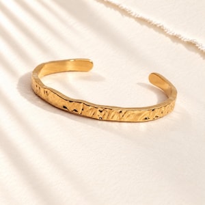 Guldhamrat tunt texturerat manschettarmband | Minimalistiskt öppet armband | Vattentätt, missfärgningsbeständigt | Vardagspresentarmband | Till henne |