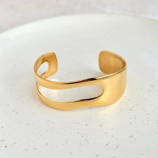 Brazalete chapado en oro de 18 quilates / Brazalete abierto de oro / Brazalete minimalista resistente al deslustre / Brazalete moderno con estilo / Regalo para ella /