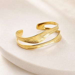 18k guldpläterat armband | Vattentätt, missfärgningsbeständigt, minimalistiskt vågarmband | Texturerat statement-armband | Present till henne |