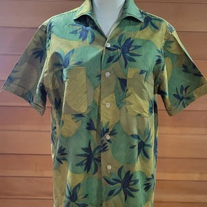 Vintage 1960&#39;s Men&#39;s Tahitian Hwaiian Shirt Made in Japan
