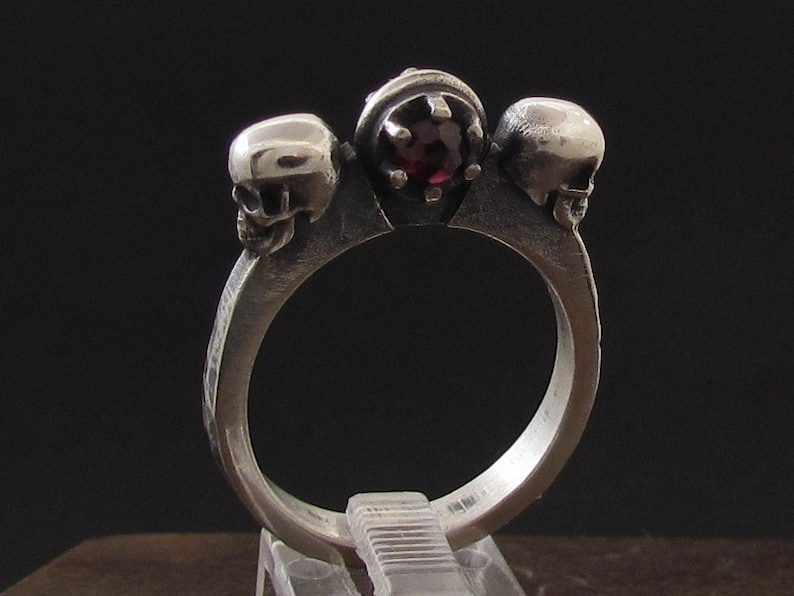 MySacrum SKULL RING GARNET-Silver 925 image 2