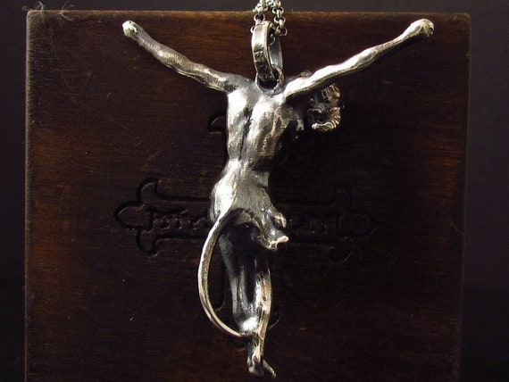 呪物　ほんとに怖い　木製と金属製の十字架 MySacrum 十字架にかけられた悪魔 - Etsy 日本