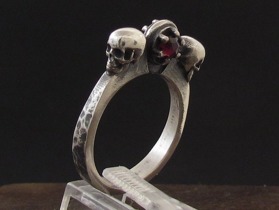 MySacrum SKULL RING GARNET-Silver 925