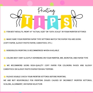 Puede incluir: Un gr&aacute;fico rectangular blanco con el texto "Printing TIPS" en un dise&ntilde;o de banner. El texto proporciona consejos de impresi&oacute;n, incluyendo el tipo de papel, la configuraci&oacute;n de la impresora y las variaciones de color. El fondo es rosa con lunares coloridos.