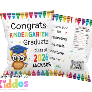 Könnte beinhalten: Zwei weiße Snackbeutel mit bunten Buntstiftbordüren. Ein Beutel zeigt eine Eule mit Abschlusskappe und dem Text "Herzlichen Glückwunsch Kindergarten-Absolvent Klasse von 2026 Jackson". Der andere Beutel sagt "Vielen Dank, dass Sie diesen besonderen Meilenstein feiern."