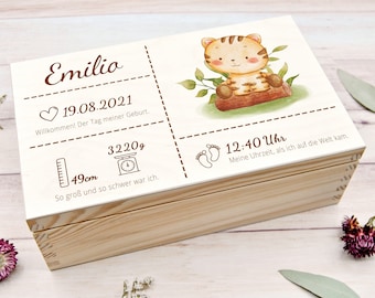Könnte beinhalten: Eine Holz-Erinnerungskiste mit einem weißen Deckel, der ein niedliches Cartoon-Tiger-Motiv zeigt. Der Deckel enthält auch den Namen "Emilio", das Datum "19.08.2021", den Text "Willkommen! Der Tag meiner Geburt." (Willkommen! Der Tag meiner Geburt.), das Gewicht des Babys "3220g", die Größe des Babys "49cm", den Text "So groß und so schwer war ich." (So groß und so schwer war ich.), die Uhrzeit "12:40 Uhr" und den Text "Meine Uhrzeit, als ich auf die Welt kam." (Meine Uhrzeit, als ich auf die Welt kam.)
