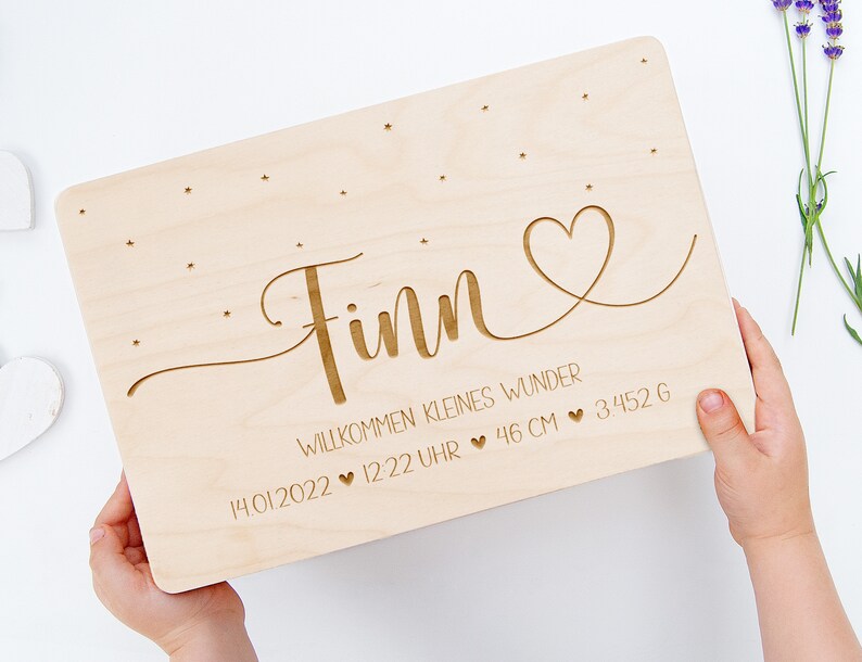 May include: A wooden plaque with the name "Finn" engraved in a cursive font. The plaque also includes the date "14.01.2022", time "12:22 Uhr", and the text "Willkommen kleines Wunder" along with a heart symbol. The plaque also includes the measurements "46 cm" and "3,452 g" with heart symbols.