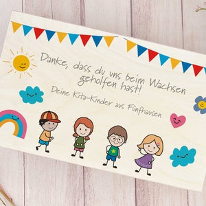 K&ouml;nnte beinhalten: Eine Holz-Dankeskarte mit einer bunten Girlande, einem Regenbogen, einer Sonne, Wolken und einem Herz. Die Karte sagt "Danke, dass du uns beim Wachsen geholfen hast! Deine Kita-Kinder aus F&uuml;nfhausen".