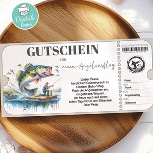 Könnte beinhalten: Ein Geschenkgutschein mit dem Wort "GUTSCHEIN" oben, mit einer Aquarellillustration eines Fisches, der aus dem Wasser springt, mit einem Fischer. Der Text lautet "Geschenkgutschein für einen Angelausflug."