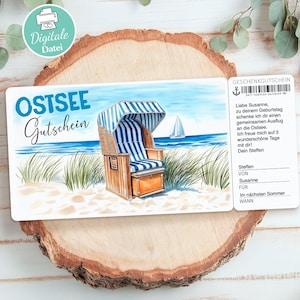 Könnte beinhalten: Ein Geschenkgutschein für einen Ausflug an die Ostsee. Der Gutschein zeigt eine Strandszene mit einem blau-weißen Strandkorb und einem blauen Himmel mit weißen Wolken. Der Text auf dem Gutschein lautet "Ostsee Gutschein".