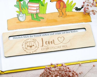 May include: A wooden bookmark with a lion illustration and the text "Leon" and "ICH BIN STOLZ AUF MICH". The bookmark also has a small heart symbol.