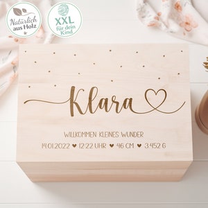 May include: A wooden keepsake box with a light wood finish. The box is engraved with the name "Klara" and the text "Willkommen kleines Wunder" (Welcome little wonder). The date, time, length, and weight are also engraved on the box: 14.01.2022, 12:22 Uhr, 46 cm, 3.452 g.