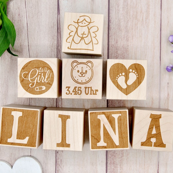 Besonderes Geschenk zur Geburt - Personalisierte Holzwürfel für Mädchen und Jungen | Taufgeschenk | 5 cm Ahornholz